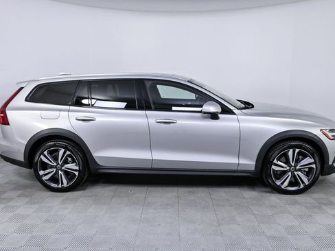 Certified 2025 Volvo V60 B5 Cross Country Plus image 28
