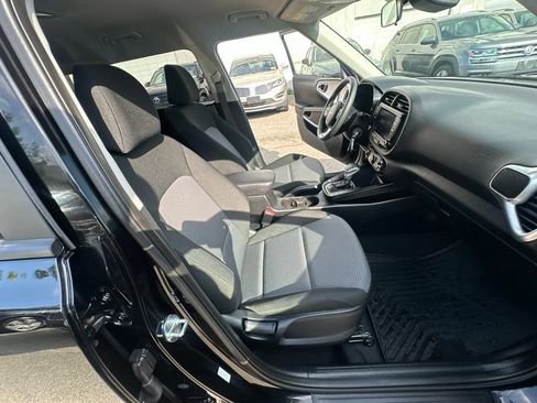 Used 2023 Kia Soul LX w/ LX Technology Package FWD image 32