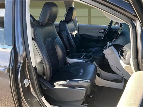 Used 2020 Chrysler Pacifica Touring-L image 7