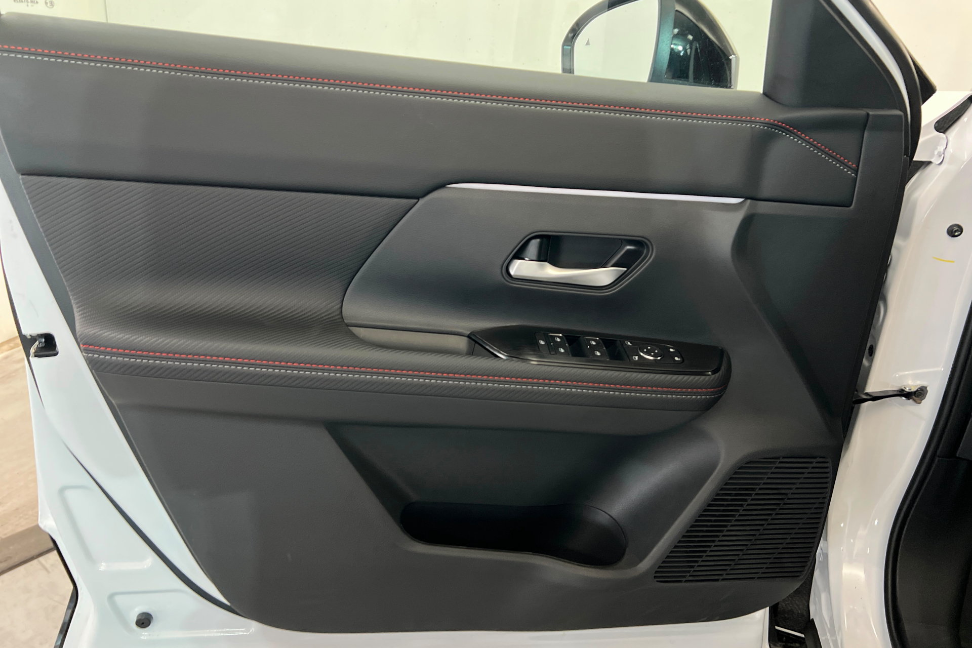 New 2026 Nissan Kicks SR w/ Cold Weather Package FWD image 14