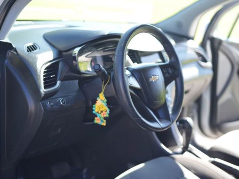 Used 2018 Chevrolet Trax LS image 2