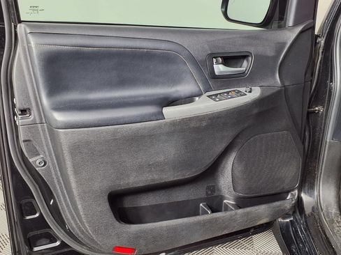 Used 2017 Toyota Sienna SE Premium FWD image 25