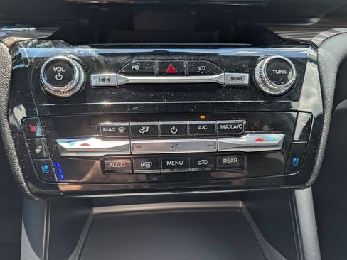 Used 2022 Ford Explorer Limited w/ Equipment Group 301A AWD/4WD image 23