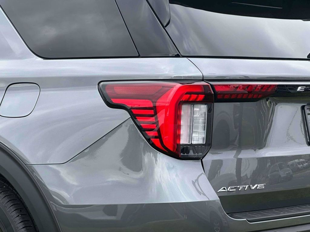 Used 2026 Ford Explorer Active AWD/4WD image 9