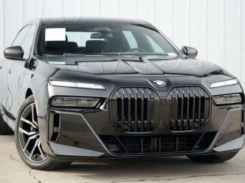 Used 2023 BMW 760i xDrive w/ Executive Package image 4