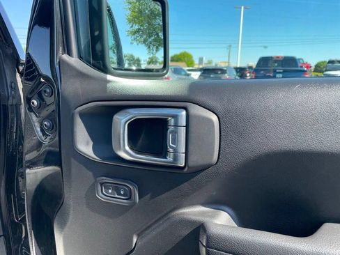 Used 2025 Jeep Wrangler Unlimited Rubicon AWD/4WD image 36
