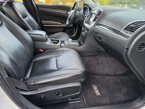 Used 2017 Chrysler 300 Limited RWD image 11
