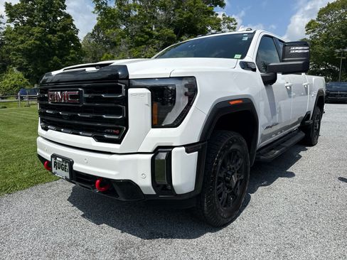 Used 2024 GMC Sierra 2500 AT4 w/ Technology Package AWD/4WD image 2