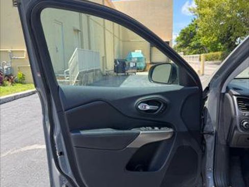 Used 2019 Jeep Cherokee Limited AWD/4WD image 21