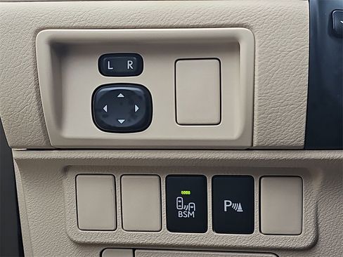 Used 2013 Lexus ES 300h image 25