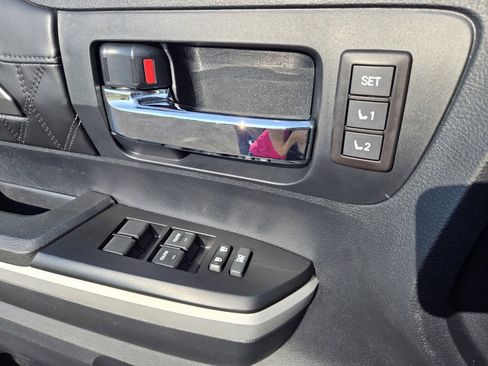 Used 2018 Toyota Tundra 4x4 CrewMax image 11