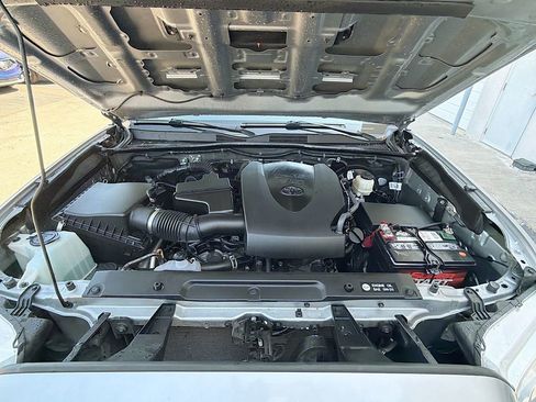 Used 2018 Toyota Tacoma TRD Sport w/ Technology Package image 28