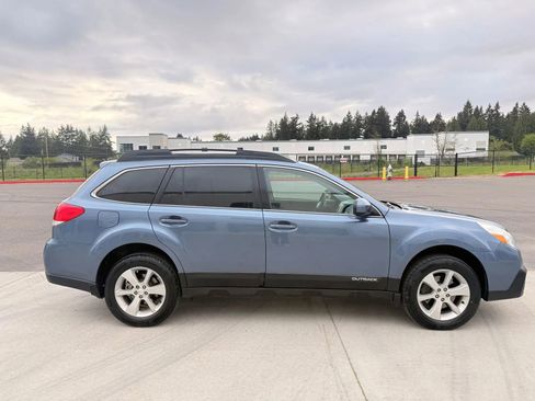 Used 2013 Subaru Outback 3.6R Limited w/ Moonroof Pkg AWD/4WD image 6