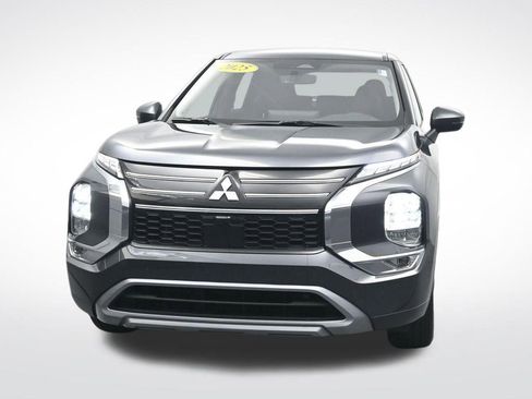 Used 2025 Mitsubishi Outlander SE image 2