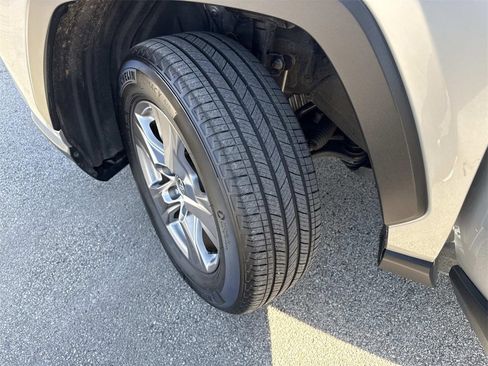 Used 2025 Toyota RAV4 XLE image 32