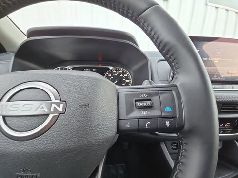 Used 2025 Nissan Rogue SV FWD image 12