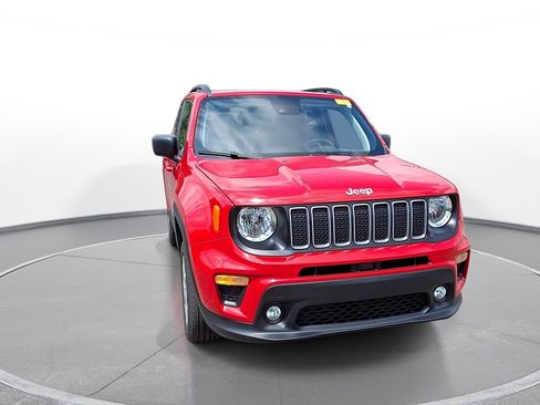 Used 2022 Jeep Renegade Latitude w/ Sun/Sound Group AWD/4WD image 2