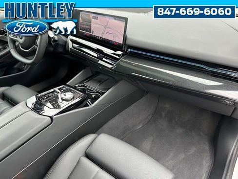 Used 2025 BMW 530i xDrive w/ Premium Package AWD/4WD image 9