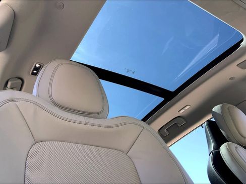 Used 2025 Lincoln Aviator Reserve w/ Luxury Package RWD image 14