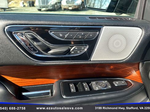 Used 2019 Lincoln Navigator Reserve image 18