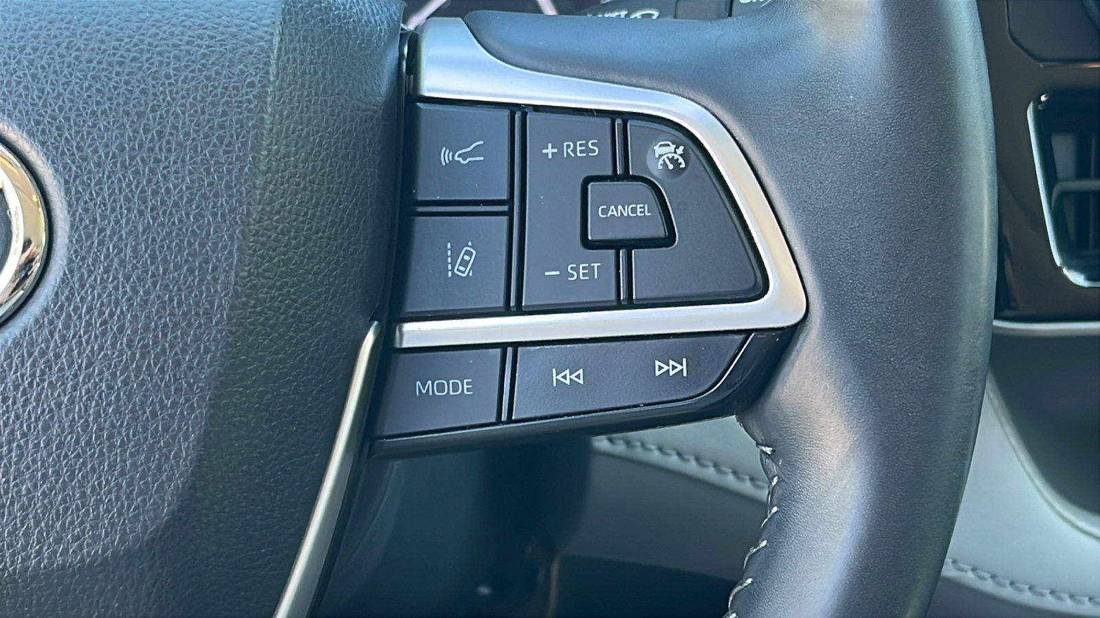 Used 2022 Toyota Highlander XLE FWD image 18