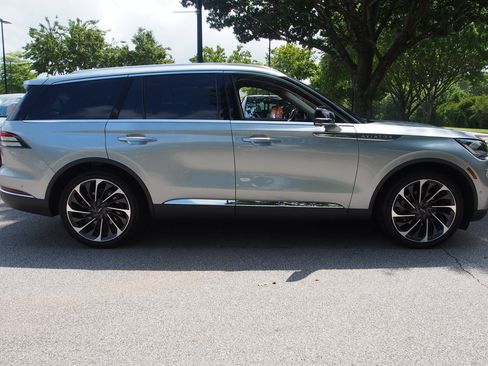 Used 2024 Lincoln Aviator Reserve w/ Equipment Group 201A RWD image 8