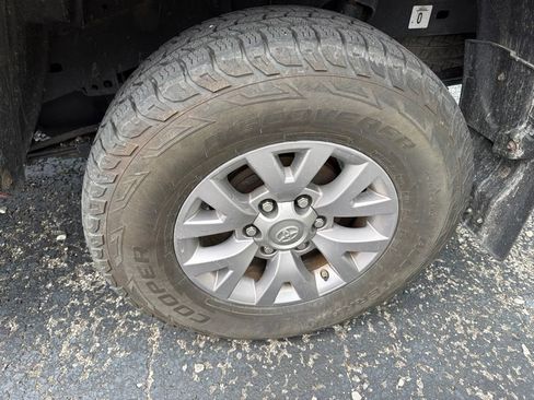 Used 2017 Toyota Tacoma SR5 w/ Tow Package RWD image 12