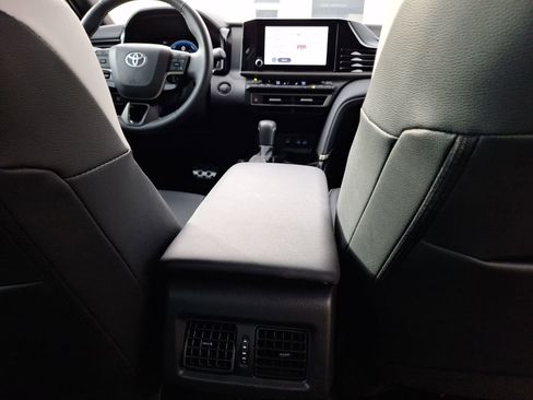 Used 2025 Toyota Camry SE image 32