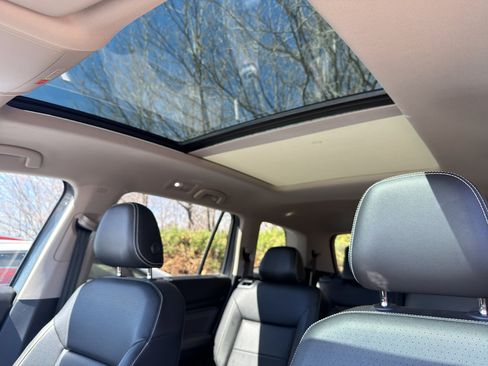 Used 2023 Volkswagen Atlas SEL R-Line image 3