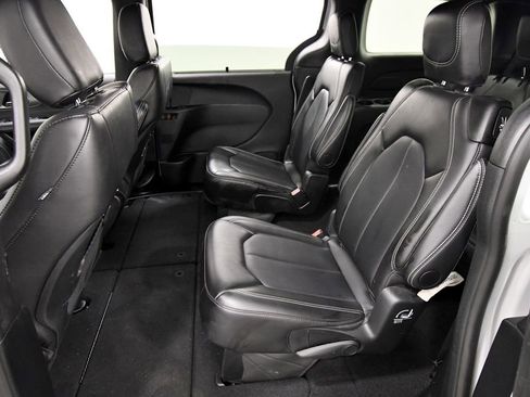 Used 2025 Chrysler Pacifica Select FWD image 15