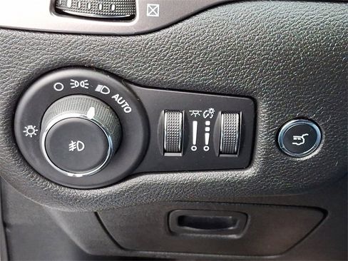 Used 2019 Jeep Cherokee Limited image 25