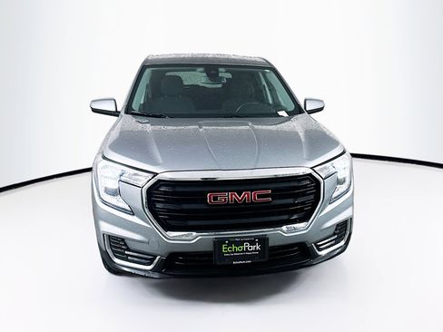 Used 2024 GMC Terrain SLE image 2