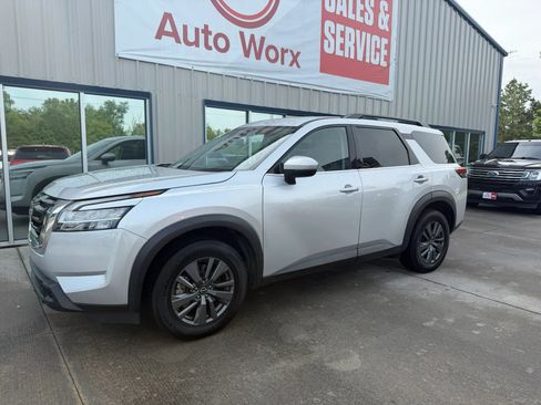 Used 2022 Nissan Pathfinder SV AWD/4WD image 16