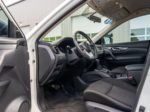 Used 2018 Nissan Rogue SV FWD image 17