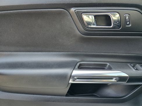 Used 2017 Ford Mustang Coupe RWD image 18
