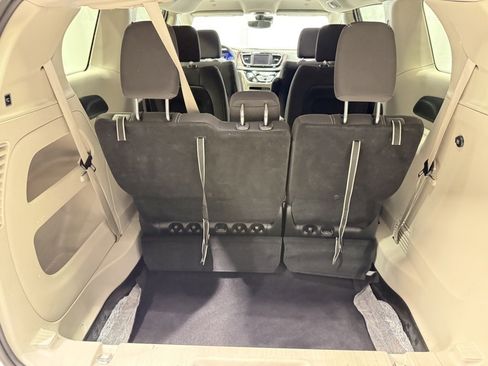 Used 2024 Chrysler Voyager LX image 29