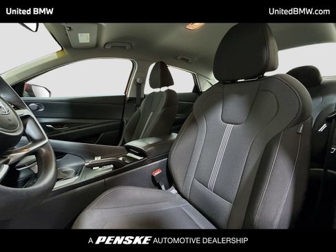 Used 2022 Hyundai Elantra SE FWD image 5
