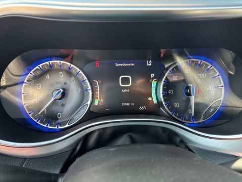 Used 2026 Chrysler Pacifica Limited FWD image 15