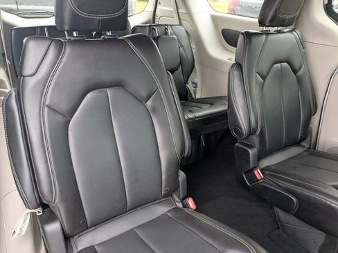 Used 2023 Chrysler Pacifica Touring-L FWD image 15