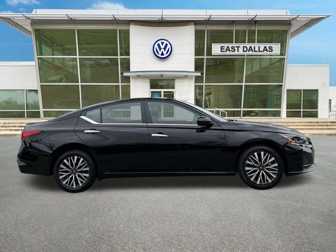 Used 2025 Nissan Altima 2.5 SV FWD image 2