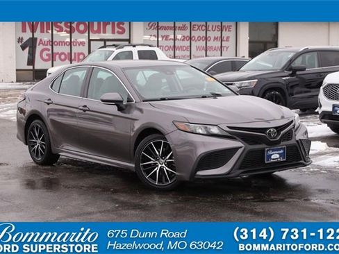 Used 2022 Toyota Camry SE image 1
