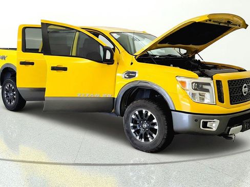 Used 2017 Nissan Titan PRO-4X w/ Pro-4x Convenience Package AWD/4WD image 7