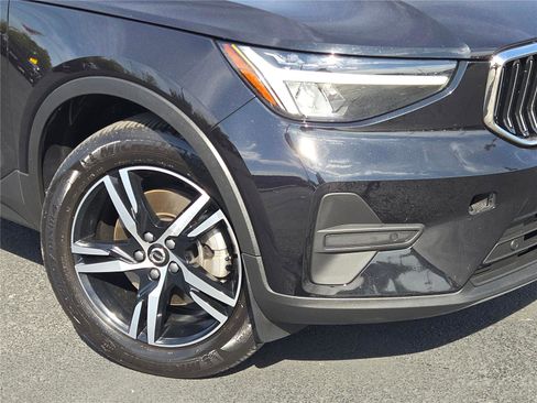 Used 2024 Volvo XC40 B5 Core image 3