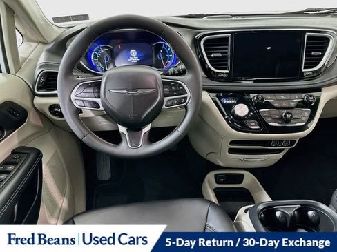 Used 2023 Chrysler Pacifica Touring-L FWD image 27