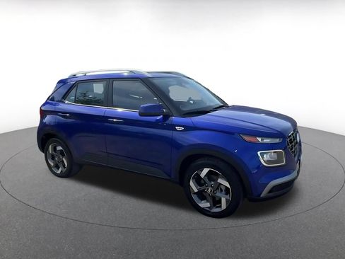 Used 2025 Hyundai Venue SEL FWD image 2