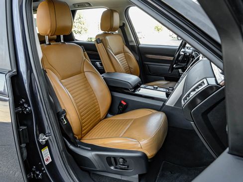 Used 2017 Land Rover Discovery HSE image 37