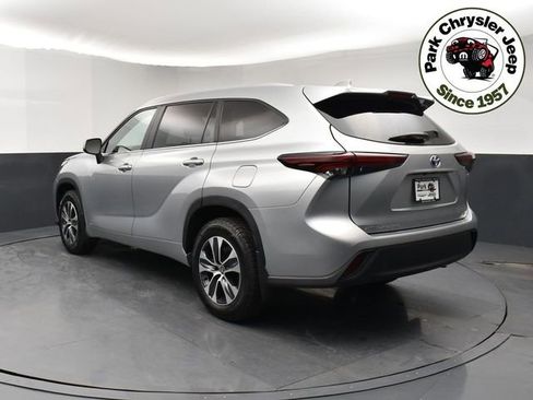 Used 2024 Toyota Highlander XLE image 4