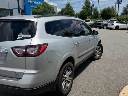Used 2017 Chevrolet Traverse LS FWD image 5