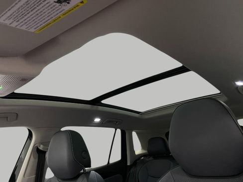 New 2025 Volkswagen Tiguan SE image 28