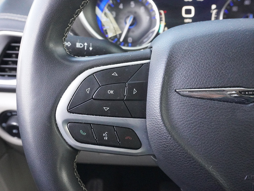 Used 2022 Chrysler Pacifica Touring-L FWD image 44